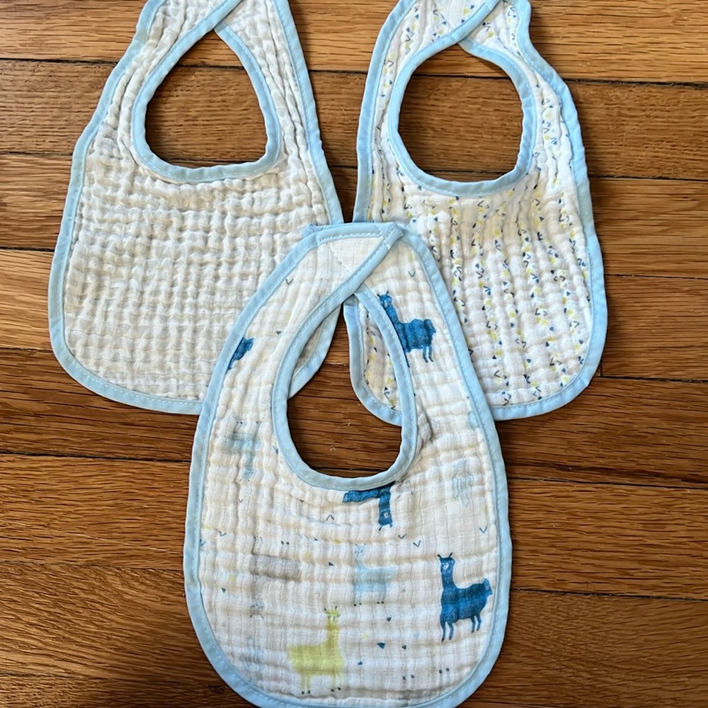 3 for $9 
NWOT set of 3 Chick pea Muslin bibs